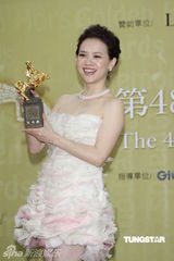 组图：曾宝仪金马礼服性感亮相 自嘲曾志伟像哈比人