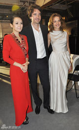 组图：章子怡压轴时装秀展现霸气 与郭晶晶热聊