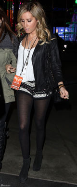 高清组图：阿什丽-提斯代尔街拍短裤丝袜秀美腿