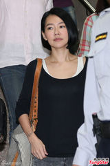 小S证人身份被传唤 神色疲惫白色肩带外露(图)