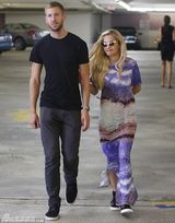 组图：瑞塔-奥拉半裸登GQ封面 金发红唇冶艳