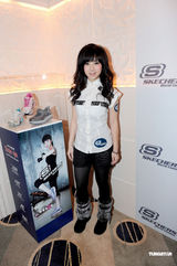 组图：邓紫棋代言鞋类品牌 携手徐子珊出席时装秀