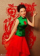 组图：张萌新年时尚大片出炉 红绿搭配喜庆跨年