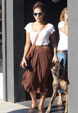 组图：高斯林女友伊娃带爱犬出门 遛狗表情酷