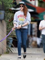 组图：暮光女休闲装外出遛狗 笑容爽朗心情好