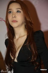 组图：变性美女河莉秀抵沪度花果婚大秀“事业线”