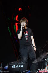 组图：五月天西岸音乐节开唱 女粉丝激动昏倒