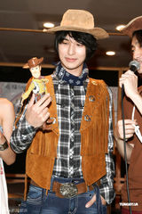 幻灯组图：旺福乐团打造“乡春之旅” 严爵变身牛仔