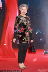 组图：群星亮相金像红毯 汤唯领衔众女星斗艳