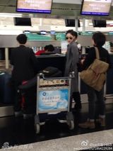 组图：王菲素颜现身机场 路人合影淡定当背景板