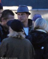 组图：哈里王子与嫩模女友现身 新皇叔有望当爸