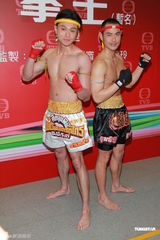 组图：《拳王》记者会 郑嘉颖黄浩然裸上身秀肌肉