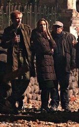 高清图：朱莉现身匈牙利 皮特贴身随行蜜吻秀恩爱