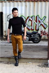 组图：李东学秋日写真气质温暖笑容阳光