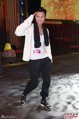 组图：陈百祥欲备护膝贺台庆 余咏珊否认加奖金