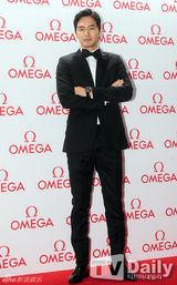 组图：f(x)Sulli刘亚仁权相佑等出席名表展示会