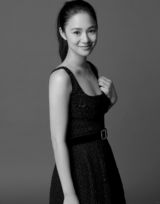 组图：周韵亮相国际品牌时装秀 穿白裙知性温婉