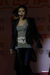 组图：A8发首张女声合辑 郑凡卖力献唱肉搏猛男伴舞