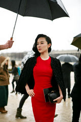 组图：霍思燕红裙妖艳压轴巴黎时装