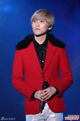 组图：罗志祥穿皮草露肩夜唱 歌迷嫌穿太多