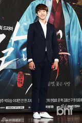 组图：严泰雄《刀与花》发布 CN正信正装帅气