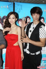 组图：刘凡菲红肚兜秀腰线玉腿 张馨予阿雅耍宝