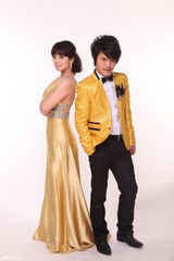 组图：斯琴高丽顾峰婚纱照曝光 温馨相拥秀甜蜜