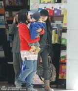 幻灯图：董洁素颜现身机场 怀抱爱子尽显母爱