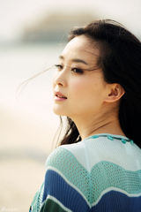 组图：王艳海边靓照曝光 阳光清新不输少女