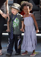 高清组图：朱莉养女法国购物 穿着时髦兴奋大笑