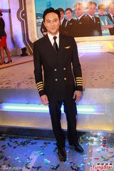 高清图：《冲上云霄2》庆功 张智霖跪吻陈法拉