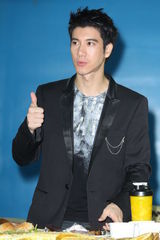 组图：王力宏个唱彩排击鼓呐喊 全员“火力全开”