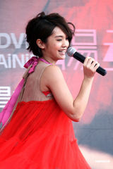 高清组图：杨丞琳喜气洋洋发新碟 裸肩上阵无惧寒流