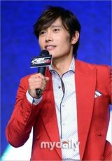 组图：李秉宪出席电影《赤焰战场2》韩国首映