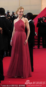 组图：妮可戛纳走秀风情露背 真空激凸艳光四射