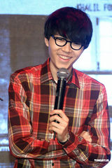 组图：方大同来台发片 郭采洁热情站台