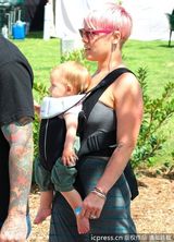 组图：Pink粉发兜宝贝 爱子被狗仔吓哭辣妈忙挡脸