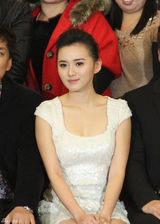 组图：江铠同出席活动 白裙束发展爽朗范儿