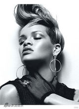 幻灯图集：蕾哈娜登《W》杂志封面 展性感美背