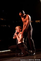 组图：麦当娜上演限制级 边跳边脱蹭猛男