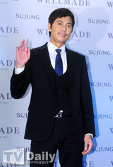 组图：郑雨盛(郑宇成)成宥利站台 挽手合影显亲密