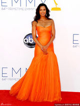 组图：女主播帕德玛-拉克施密橙色礼服亮相