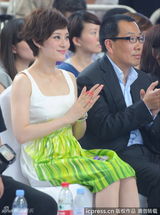组图：孙俪绿竹裙清爽捞金 亲切与粉丝合影