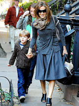 幻灯图集：碧昂丝韩国秀艳唇 莱昂纳多街头闲逛