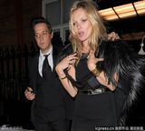 组图：凯特莫斯夫妇情侣装出街 黑衣乱发心情不佳