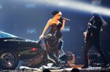 组图：Lady Gaga豪放坐汽车表演 夸张弹琴显丰满