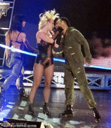 组图：布兰妮赌城开唱 狂抖肉腿豪放亲吻男舞伴