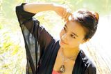 组图：阎娜户外写真 阳光下展清新熟女范