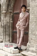 组图：陈晓东古教堂前演绎花样西服