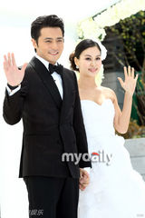 幻灯图：张东健高小英婚礼现场 夫妇亮相甜蜜亲吻 